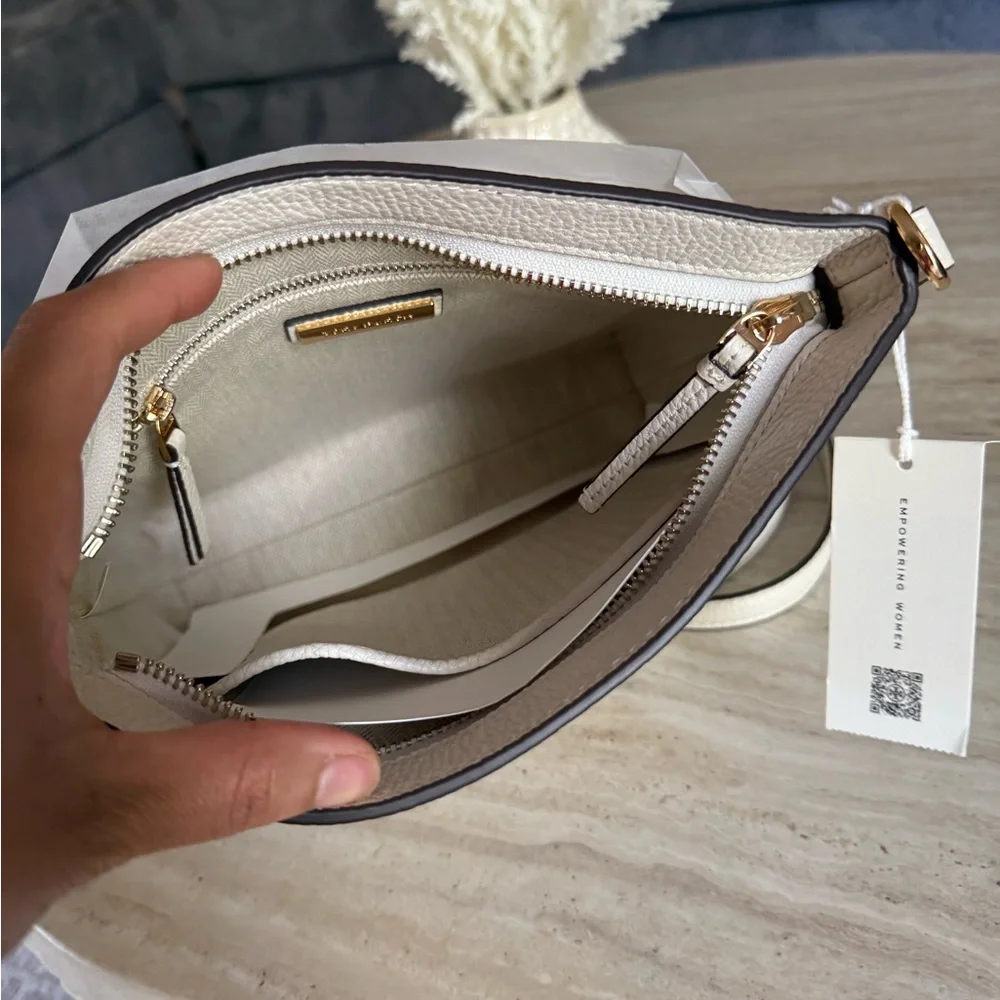 NWT , tory burch swingpack new ivory Leather crossbody